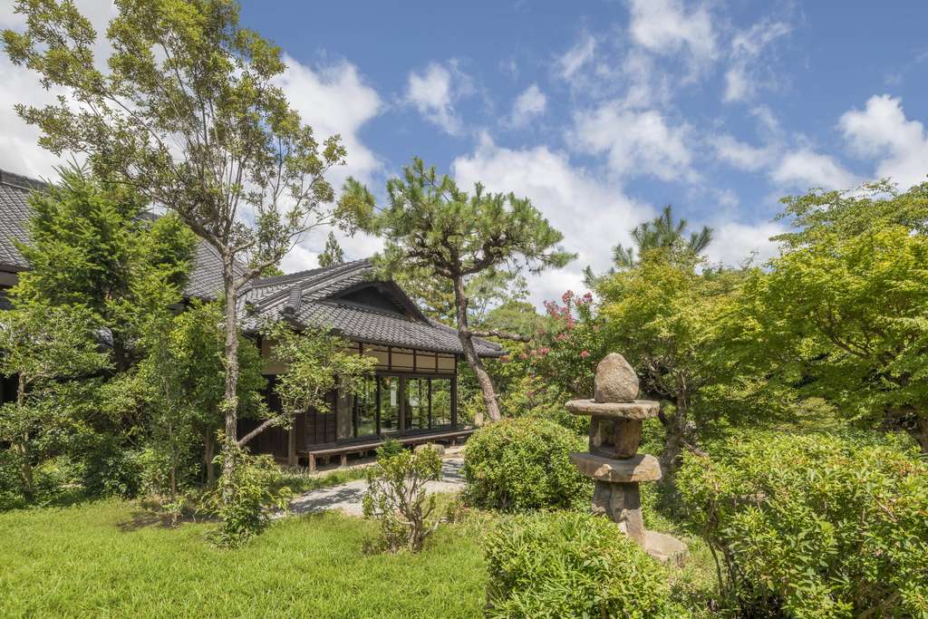 Shisui Hotel Blooms in the Garden of an Ancient Japanese Temple