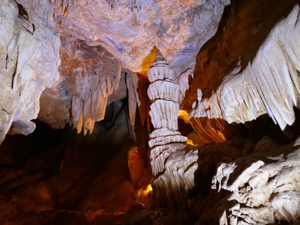 img from https://www.pexels.com/pt-br/foto/natureza-caverna-adega-esteril-17718563/