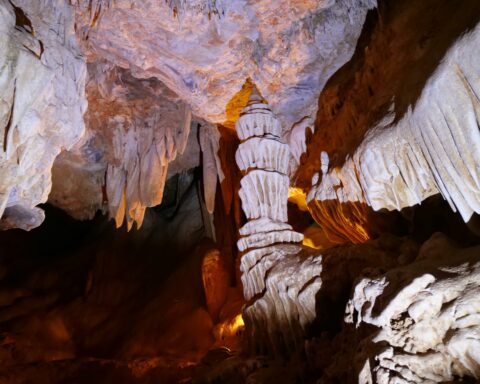 img from https://www.pexels.com/pt-br/foto/natureza-caverna-adega-esteril-17718563/